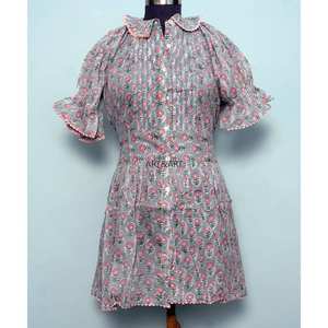 Haut court pour femme de haute qualité, moderne, à imprimé floral délicat, col mandarin, manches évasées, silhouette ajustée et évasée, 100% coton respirant - Product Image 1