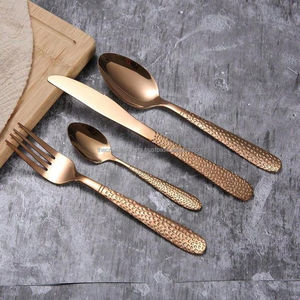 Elegante juego de cubiertos de metal diseñado para una experiencia gastronómica fina que proporciona una apariencia sofisticada y un elegante acabado brillante - Product Image 1