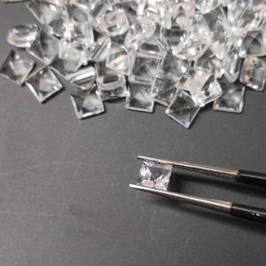 โทแพซสีขาวธรรมชาติ 6 มม. ทรงสี่เหลี่ยมเจียระไนแบบสเต็ปคัท คุณภาพดีที่สุด พลอยเม็ดเดี่ยวสำหรับทำเครื่องประดับ - Product Image 1