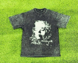 Camiseta de hombre de algodón 100% con estampado serigrafiado, corte cropped, estilo boxy, negra, streetwear, desgastada, oversize, con apliques gráficos y bordados. - Product Image 5