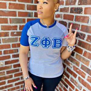 T-shirt à manches raglan Zeta Phi Beta, gris et bleu, broderie de lettres grecques, t-shirt pour femme, coupe décontractée et élégante - Product Image 1