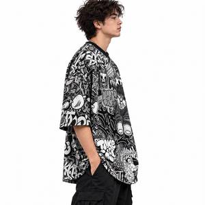 Camiseta de Hombre Talla Grande con Estampado de Grafiti en Blanco y Negro, Cuello Redondo, Manga Corta, Estilo Urbano - Product Image 3