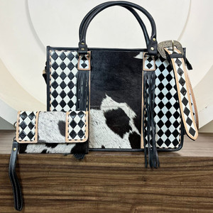 Grands sacs fourre-tout en cuir à carreaux de luxe de créateur et pochette à bracelet en cuir de vachette usinée à la main ensemble de 2 pièces assorties - Product Image 4