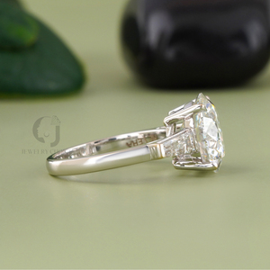Anillo Clásico de Tres Piedras con Diamante Cultivado en Laboratorio de 5.00 CT, Oro Blanco Sólido de 14K, Color D, Corte Baguette, Certificado IGI, para Boda - Product Image 3
