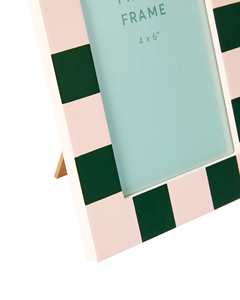 Cadre photo en résine fait main 4x6 pouces, motif à carreaux rouge et crème, design horizontal pour montage mural ou sur table - Product Image 5