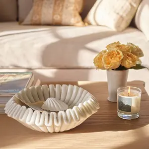 Décoration d'intérieur en marbre contemporain à bords ondulés, 100% fait main, design de table pour salon - Product Image 1