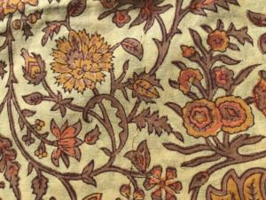 Tela de Algodón Estampada a Mano con Base Verde y Patrón Floral Vintage |   Impresión Tradicional India Estilo Kalamkari - Product Image 2