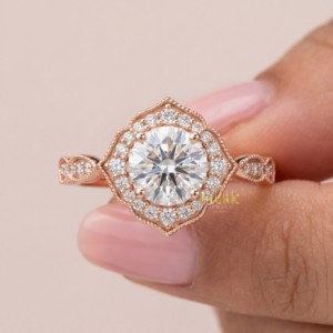 Anillo de compromiso vintage de plata de ley 925 con halo de corte redondo y diamantes Milgrain, delicado regalo nupcial para ella - Product Image 1