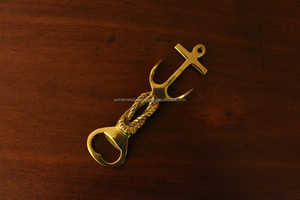 Ouvre-bouteille unique en laiton au design ananas et yeux avec finition dorée Parfait pour les bars à la maison et les mariages - Product Image 3