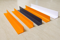 Profilé d'extrusion en PVC rigide en forme de L - Protection d'angle industrielle à 90 degrés pour les coins des murs et les rayonnages d'entrepôt