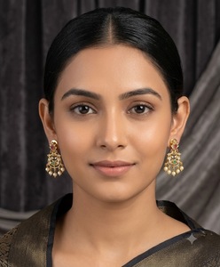 Boucles d'oreilles pendantes de style temple traditionnel d'Inde du Sud, avec diamants américains et perles, pour tenues ethniques, fabriquées par des fabricants. - Product Image 6