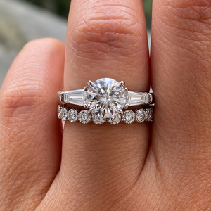 Bague de fiançailles classique pour femme avec diamant rond taille brillant - Product Image 2