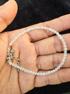 สร้อยข้อมือลูกปัดทำจากมูนสโตนสีรุ้ง - ผลิตจากหินคริสตัลธรรมชาติคุณภาพเยี่ยม เป็นมิตรต่อสิ่งแวดล้อม จากกูจารัต - Product Image 2