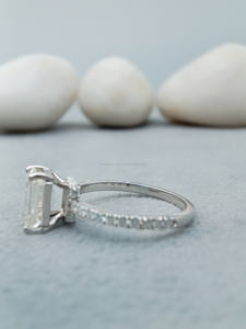 Bague de fiançailles et de mariage solitaire D'VINS JEWELS en or blanc 10K massif avec diamant VVS taille émeraude 2.0 CT certifié IGI – Collection Fine - Product Image 3