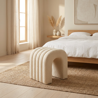 Pouf ottoman arqué à boucles avec nervures verticales, tabouret de coiffeuse en tissu Teddy en forme de U, repose-pieds capitonné pour salon