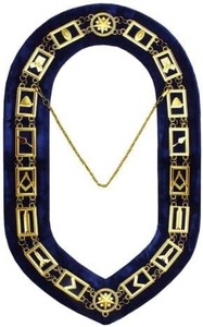 สร้อยคอพร้อมจี้ทองคำสำหรับนายหัวหน้าพิธีกรรมสีน้ำเงิน 12 ชิ้น ปักบนผ้ากำมะหยี่สีน้ำเงินเข้ม - Product Image 2