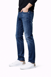 Jean slim bleu foncé pour homme en denim extensible de coton, taille mi-haute, jambe fuselée, finition délavée douce - Product Image 2