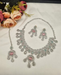Parure de bijoux ethniques pour femme en plaqué rhodium avec collier, boucles d'oreilles et mangtika, ornée de pierres CZ taille ovale – Vente en gros - Product Image 1