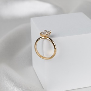 แหวนเพชรทรงรัศมี 1.5 กะรัต สร้างในห้องปฏิบัติการ ดีไซน์หรูหรา พร้อมวงแหวนรอบนอกแบบซ่อน ตัวเรือนทองคำขาว 14K รับรองโดย IGI เหมาะสำหรับเป็นแหวนหมั้นหรือแหวนครบรอบสำหรับเธอ - Product Image 5