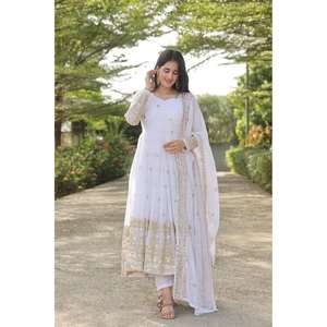 Atractivo Conjunto de Pantalón y Blusa de Georgette con Bordado de Lentejuelas y Zari, con Dupatta en Blanco - Product Image 1