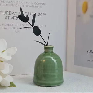 แจกันเซรามิกดีไซน์เนอร์ ผิวเรียบเงางาม รูปทรงโค้งมนทันสมัย เหมาะสำหรับตกแต่งโต๊ะบ้านและโชว์เป็นของขวัญ - Product Image 1