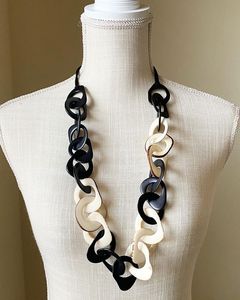 Collar de cuerno hecho a mano con estructura ligera y cómoda, ideal para uso diario y como accesorio de moda elegante. - Product Image 3