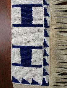 Étui à couteau en cuir perlé fait main avec franges et motif bleu et blanc - Product Image 3