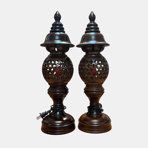 Un par de lámparas de altar de madera con forma de panal. - Product Image 1