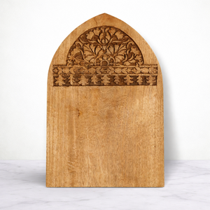 Elegante Tabla de Cortar de Madera de Mango con Arco Superior, Relieve Floral Intrincado, Superficie Resistente y Duradera, Apta para Alimentos, Tabla de Servir para Cocina - Product Image 1