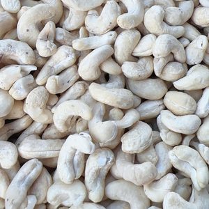 Fournisseur de confiance : Noix de cajou en vrac (WW180, WW240, WW320, LP, WS) provenant de Santigo, Vietnam - Product Image 1