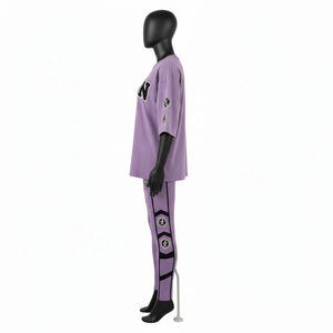 Ensemble de fitness personnalisé avec t-shirt en coton premium 300 GSM, leggings 260 GSM et panneaux PVC réfléchissants irisés - Product Image 3