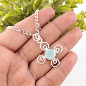 Pendentif en chalcédoine aqua naturelle taille ronde, en laiton plaqué argent 925, serti à la main, avec chaîne plaquée - Product Image 2