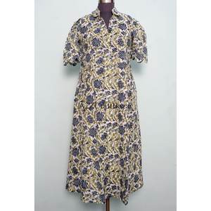 Robes midi décontractées en tricot à col en V de style Kangoura, de créateur indien, pour femmes, écologiques, lavables, à imprimé floral, avec décoration boutonnée. - Product Image 3