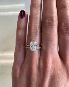 Anillo Solitario de Moissanita Alargada con Diamantes y Oro Rosa de 14K, con Banda de Eternidad de Lujo, Conjunto de Anillos de Boda Nupcial Personalizable - Product Image 3