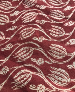 ผ้าฝ้ายพิมพ์ลายมือสีแดงขาว – ลายดอกไม้บูตะไวน์ ผ้าฝ้ายอินเดียสำหรับชุดเดรสและเครื่องแต่งกาย - Product Image 3