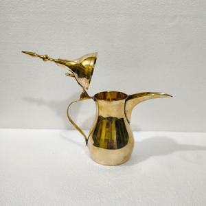 กาต้มกาแฟและชาแบบดัลลาห์ทองเหลืองดีไซน์เนอร์ ดูไบ ขนาด 9 นิ้ว สำหรับกาแฟอาหรับและกาแฟตุรกี คุณภาพพรีเมียม อุปกรณ์ชงกาแฟและชา - Product Image 4