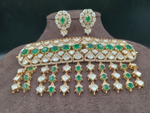 ชุดเครื่องประดับทองชุบแบบคลาสสิกของ Amaira Jewels ประกอบด้วยสร้อยคอพร้อมจี้รูปทรงหยดน้ำสีแดงและต่างหู เหมาะสำหรับงานแต่งงานของผู้หญิง - Product Image 1