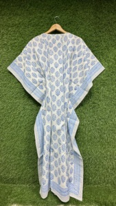 Caftán de Algodón Estampado a Mano para Mujer con Motivos Florales Azules, Cintura Ajustable y Detalle de Borde, Estilo Boho para Vacaciones y Noche - Product Image 4