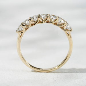 Bague unisexe classique en or plaqué rhodium avec diamant de laboratoire taille brillant ronde couleur E, fantaisie et intense, idéale pour la remise des diplômes ou comme alliance de mariage - Product Image 2