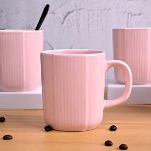 ชุดแก้วกาแฟเซรามิกเคลือบสีชมพูอ่อน 4 ใบ ใช้กับไมโครเวฟได้ ดีไซน์น่ารักลายดอกไม้ พร้อมช้อน สำหรับคู่รัก - Product Image 2