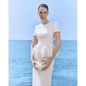 Blusas y camisas de lino premium para mujer, de manga corta, con peplum festoneado, ideales para verano, color blanco, con MOQ bajo. - Product Image 3