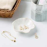 Plateau à bijoux en céramique en forme de fleur blanche avec bord doré pour ranger les bagues et les boucles d'oreilles