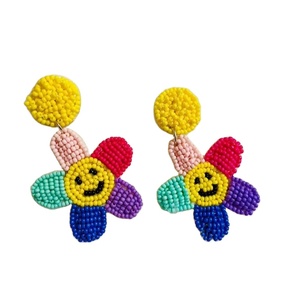 Pendientes de flores de cara bordada con cuentas hechas a mano de lujo para mujer en un elegante diseño elegante con un hermoso aspecto superior a la moda - Product Image 1