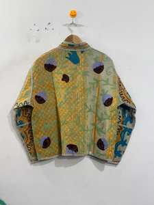 Veste courte jaune pour femme avec col montant, motif imprimé, surpiqûres contrastées, manches courtes - Product Image 4