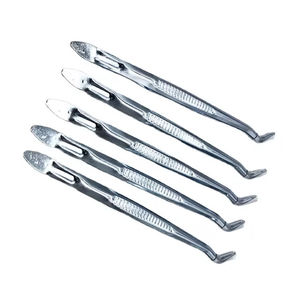 Pince de cuisine professionnelle en acier inoxydable argenté, à angle standard, pour l'agencement des plats, la décoration de salades et la préparation culinaire, par Grip Surgical - Product Image 6