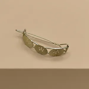 Élégantes pinces et barrettes à cheveux en laiton doré géométrique pour femmes et filles - Idéales pour bal de promo, enterrement de vie de jeune fille, Noël - Product Image 1