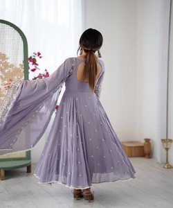 ชุดคุर्ติงานปักลายดอกไม้สีรุ้งสไตล์หรูหรา ผ้าฝ้ายสีลาเวนเดอร์ สำหรับงานเทศกาล ราคาขายส่ง - Product Image 3