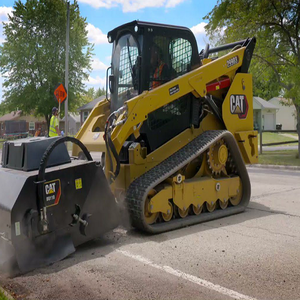 Chargeuse compacte sur pneus CAT 226B d'occasion, Caterpillar d'origine, faible nombre d'heures, bien entretenue, pour travaux agricoles et de construction, en stock, prête à être expédiée - Product Image 2