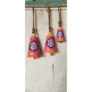 Clochettes de Noël peintes à la main en gros, ornements floraux roses en métal, carillon éolien suspendu pour la décoration de la maison de vacances, style rustique et campagnard - Product Image 1
