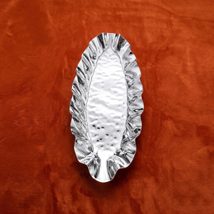 Bandeja de metal ovalada de lujo con borde ondulado para servir, acabado perfecto para buffet de hotel y catering. - Product Image 4